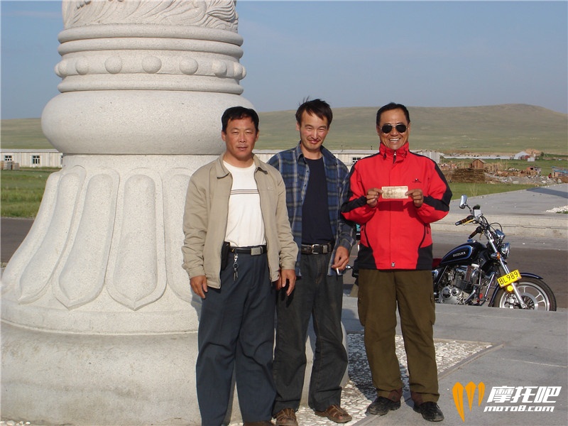 他是蒙古国货车司机往中国送货丶用我们电话给中国联糸