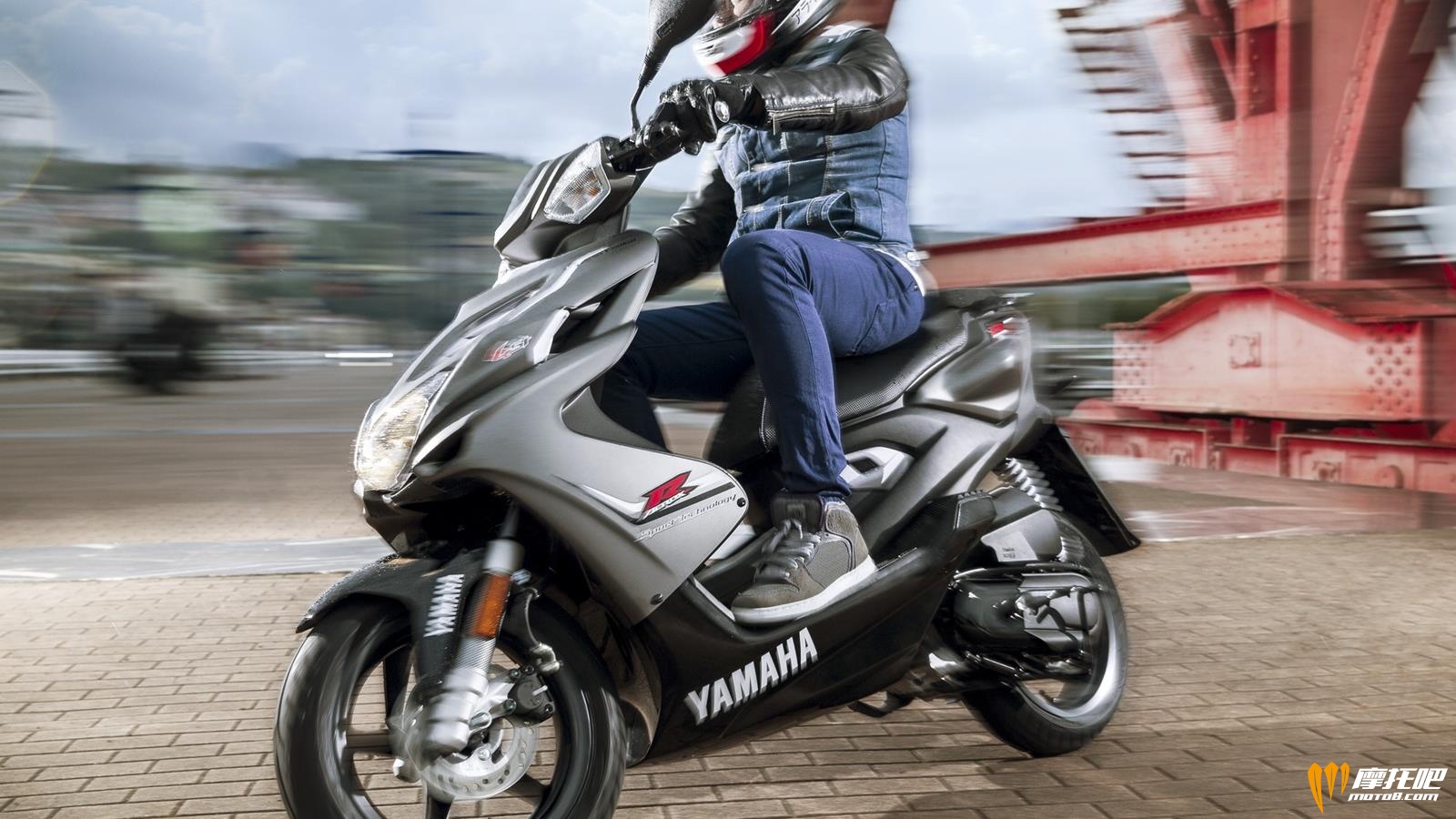 2014-Yamaha-Aerox-4-001.jpg