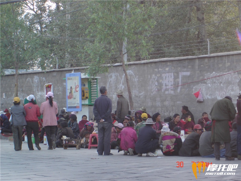 听说再过几天是西藏的穷人节丶大昭寺周边坐了许多藏民丶说夜间西藏有钱人给他们发钱丶是真的吗？有知道的吗 ...