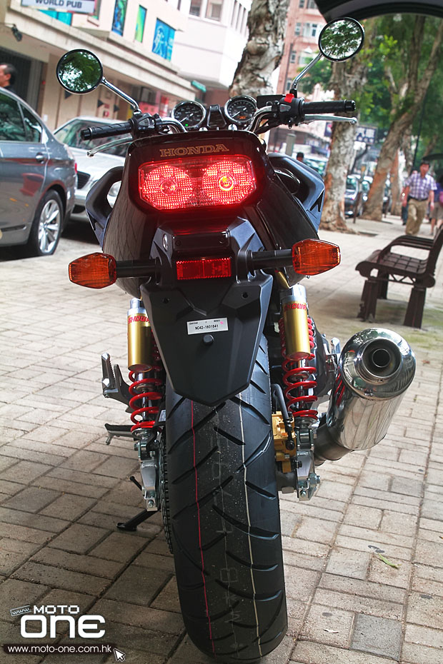 2014_Honda_CB400SF_VTEC_Revo_49.jpg