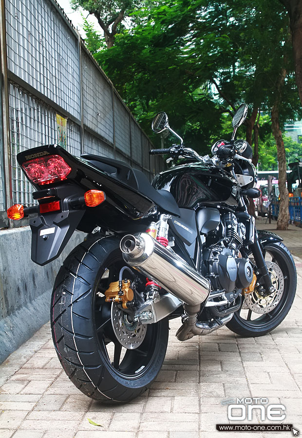 2014_Honda_CB400SF_VTEC_Revo_52.jpg