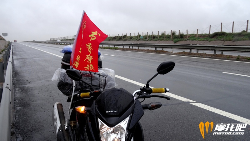 雨大，冒雨前行