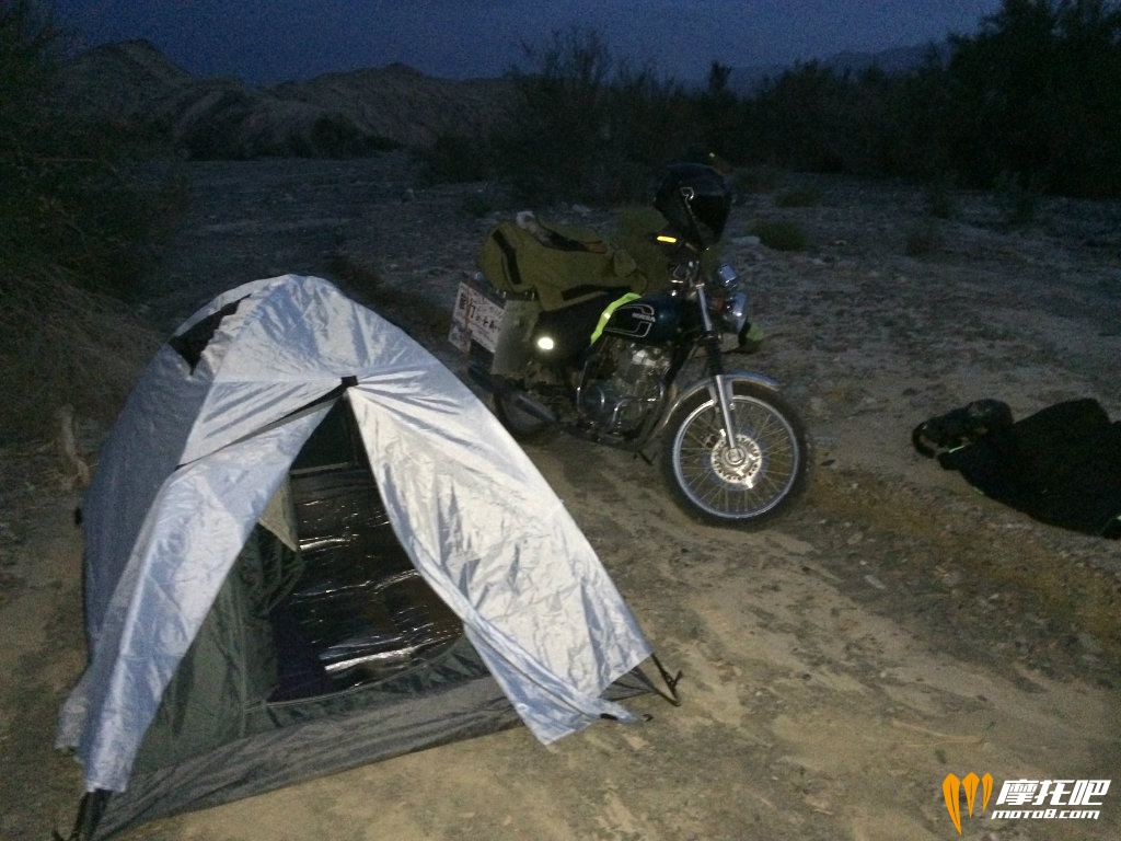 我和小单同睡一个帐篷 我没带帐篷