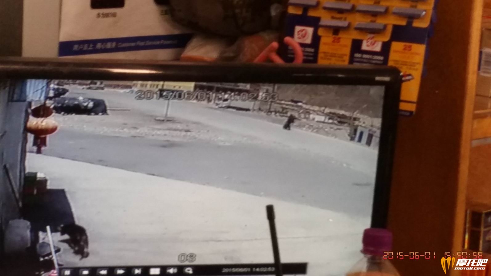 桥头堡超市的录像显示该名男子正拎着我的包与我同方向行走