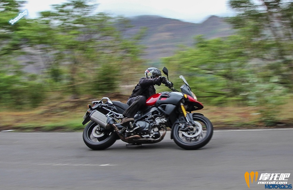 2015-Suzuki-V-Strom-1000-corneri.jpg