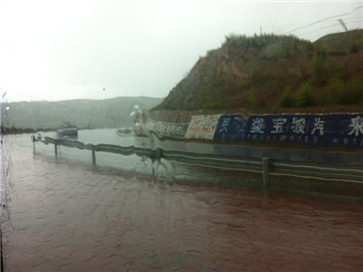 在卓尼的山头观景台上躲雨