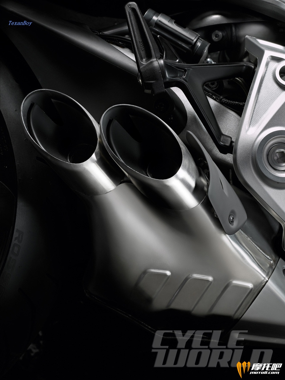 2016-Ducati-XDIAVEL-S_23.jpg