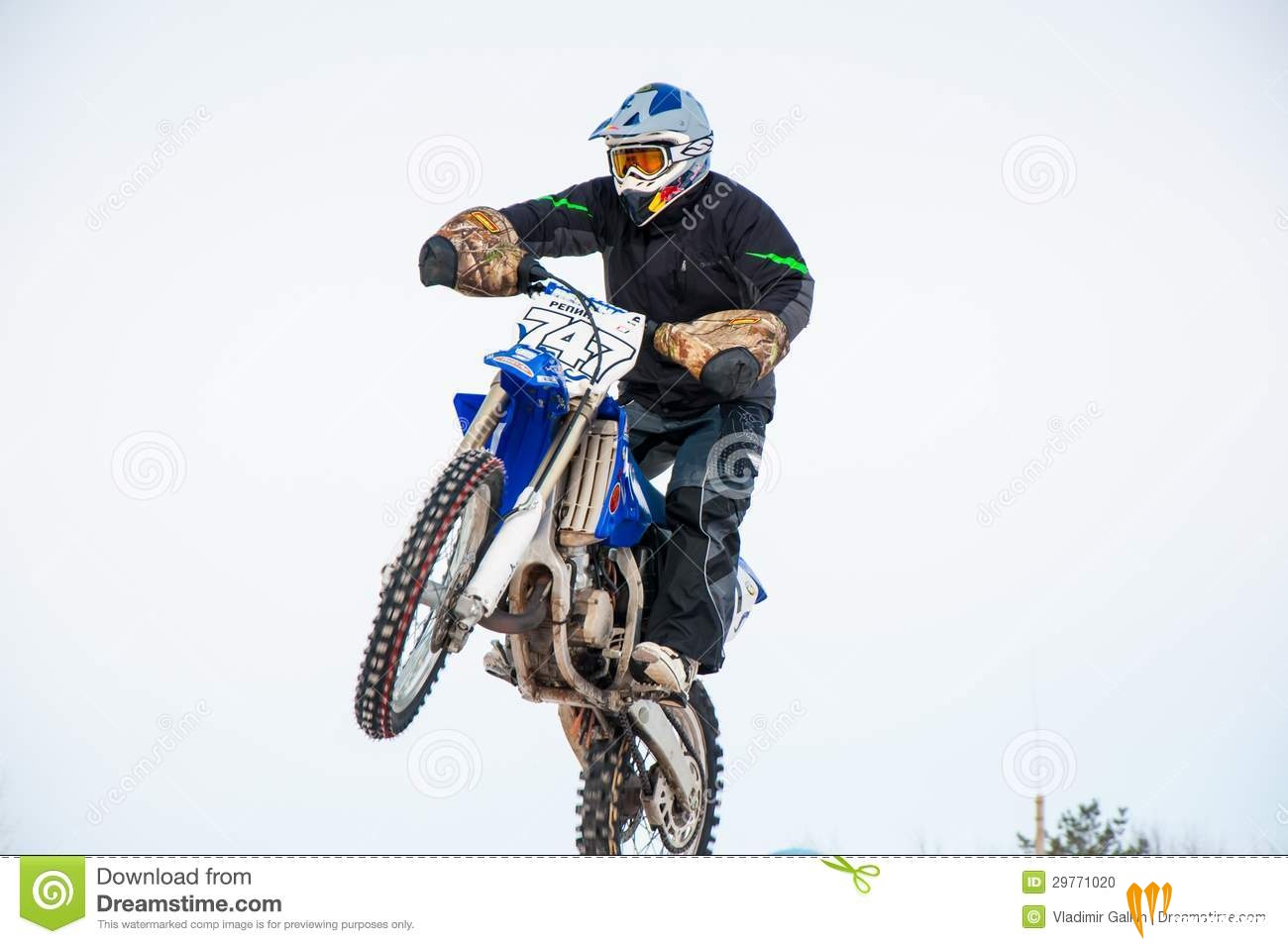 冬天在小辈之中的摩托车越野赛竞争。-，市奥伦堡，南ural，俄国-29771020.jpg