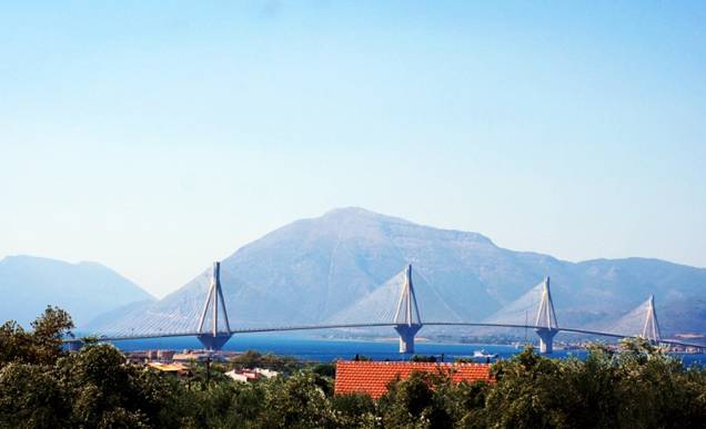 Patra附近的跨海大桥，连接伯罗奔尼撒半岛和巴尔干半岛的希腊西部