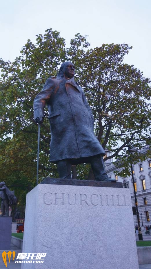 二战时的英国铁血首相丘吉尔的雕像