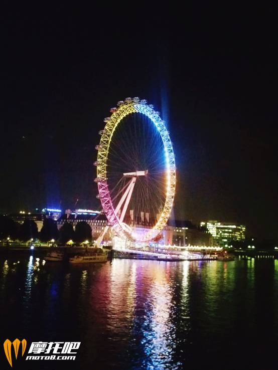 伦敦眼在晚上亮灯了，可惜没带相机，随手拿手机拍了几张，然后站那儿发了会儿呆，这是我最爱干的事情了