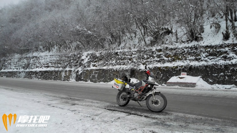 二郎山还差十多公里到洞子就已经下雪了