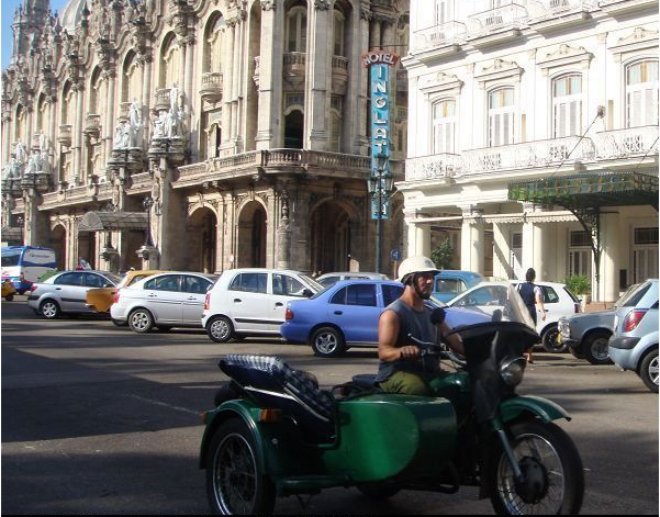 20-古巴的街头这些三轮摩托车很流行.png