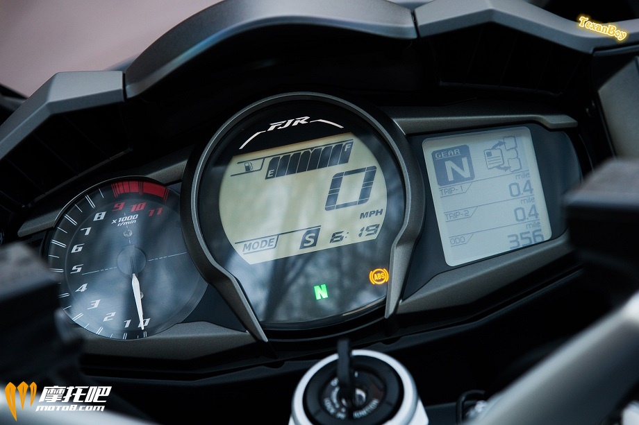 2016-Yamaha-FJR1300-dash.jpg