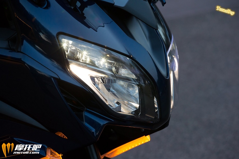 2016-Yamaha-FJR1300-headlights.jpg