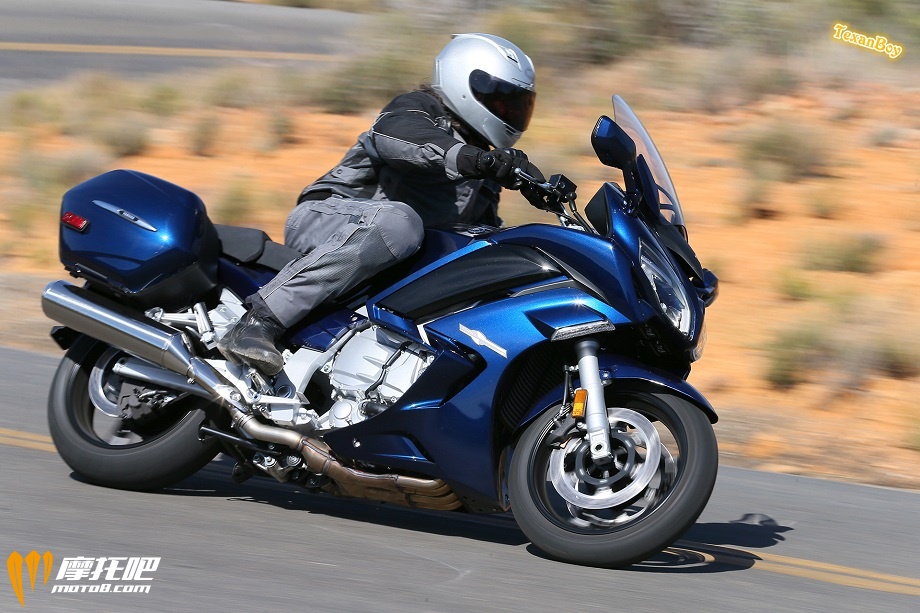 2016-Yamaha-FJR1300A-action-1.jpg