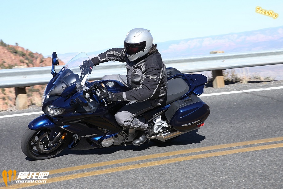 2016-Yamaha-FJR1300ES-action-3.jpg