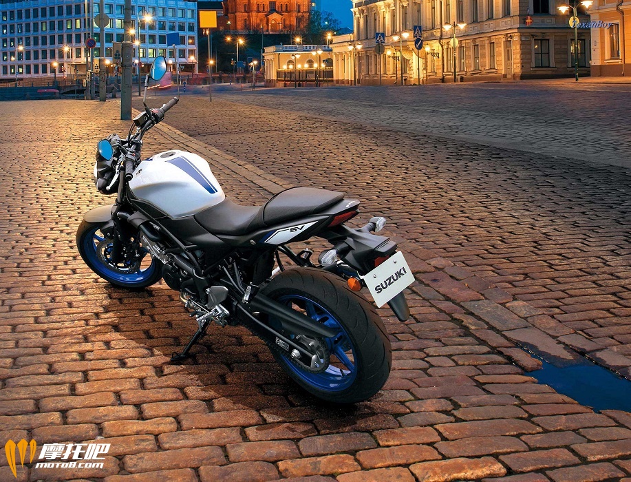 2017-Suzuki-SV650b.jpg