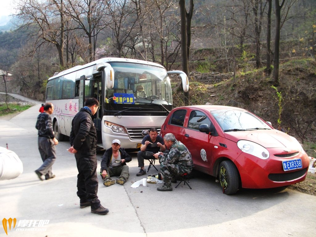 一队户外人马，来登山的。