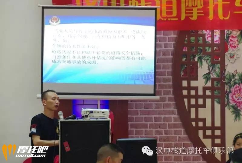 庆典开始之前首先是安全培训，都说认真的男人最帅，我看他很帅，你看帅不帅？哈哈哈。。。。。。。。