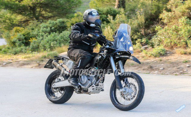 121416-spy-photos-KTM-390-Adventure-004-633x388.jpg