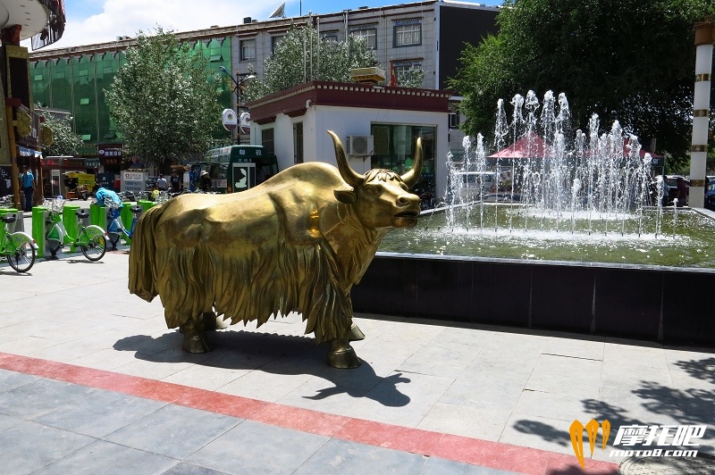 大昭寺广场旁边小商品市场门口的大铜牛