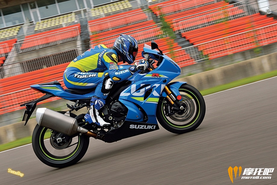 2017-suzuki-gsx-r1000r-action-2.jpg