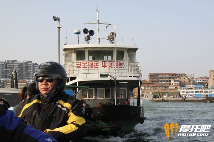 轮渡湖北荆州长江，大桥不准摩托车行驶