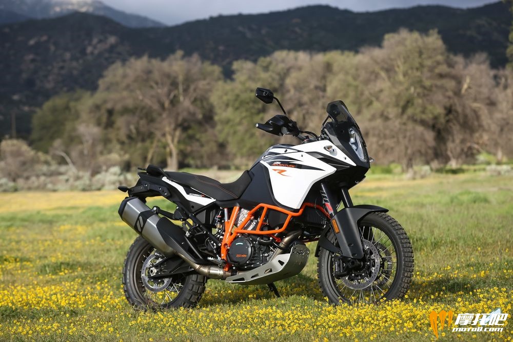 2017_ktm1090-static-02.jpg