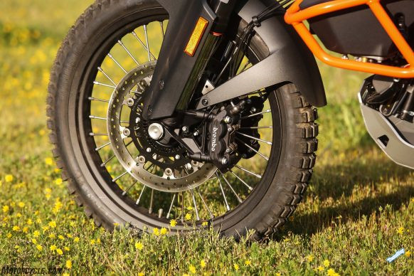 033017-2017-ktm-1090-adventure-r-2A0A2607-front-wheel-582x388.jpg