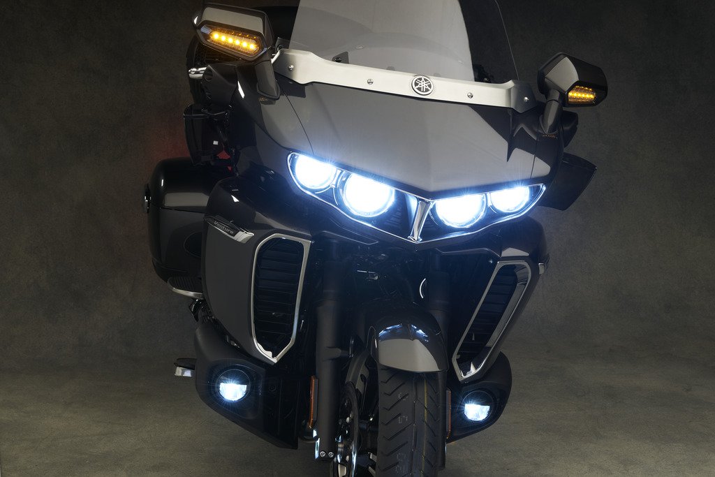 060517-2018-yamaha-star-venture-18_Venture_Granite-Grey_Low-Beam_High-Beam_Fog-L.jpg