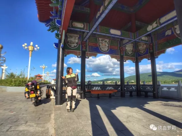 东极广场铺下毯子睡一觉。 我的很多照片都是手机找支撑物定点自拍的