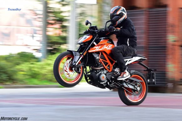 041017-2017-ktm-390-duke-_DSC0221-2-581x388.jpg