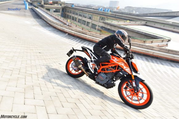 041017-2017-ktm-390-duke-_RAD0029-2-581x388.jpg