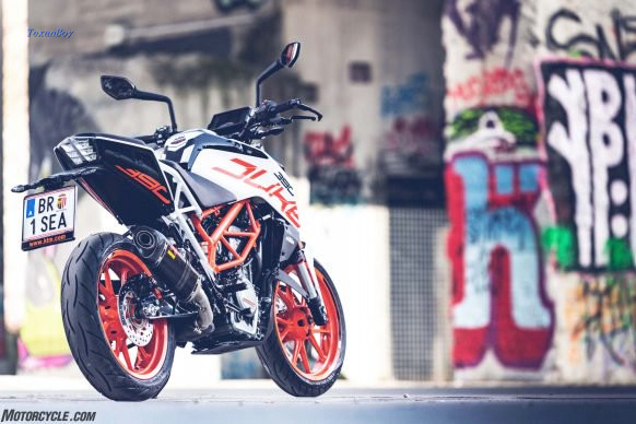 041017-2017-ktm-390-duke-_MC57559-582x388.jpg