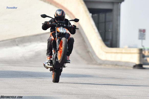 041017-2017-ktm-390-duke-_RAD0098-2-582x388.jpg