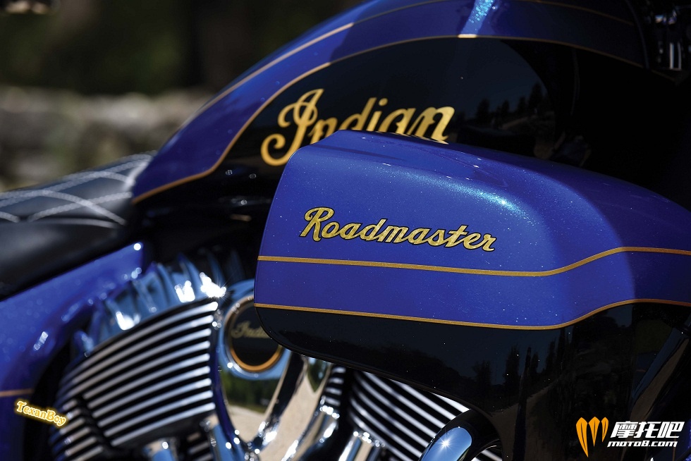 072617-2018-indian-Roadmaster-Elite-Details-01.jpg