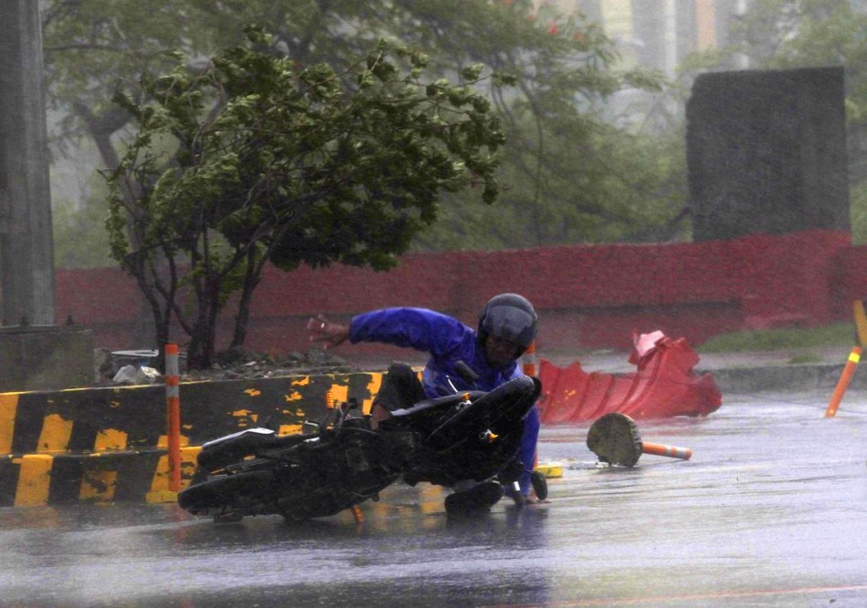 2014年台风威尔逊来袭，一骑在摩托车的行人因为暴风雨而连人带车跌倒.jpg