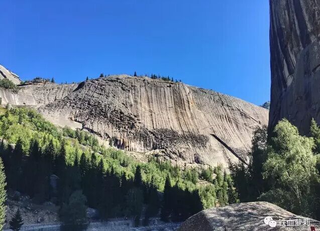 平地拔起的神钟山，可能是因为寒冻风化的原因，布满花岗岩状的斑纹。