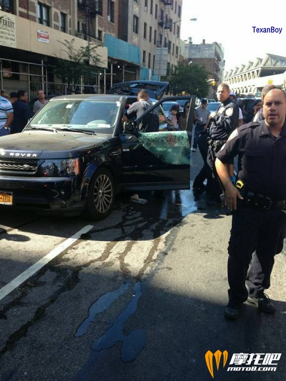 Aftermath_showing_broken_window_of_Liens_SUV_2013-10-24_03-41.jpg