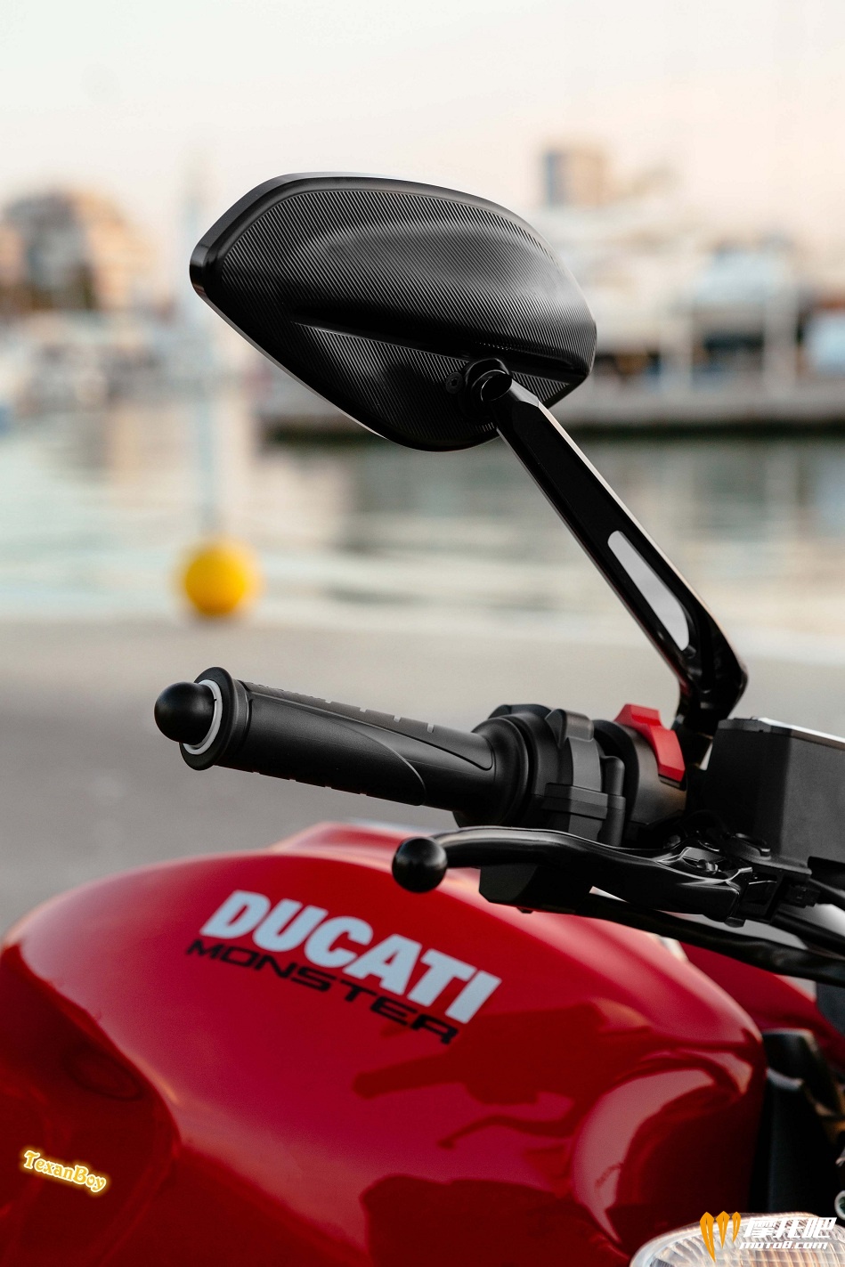 101717-2018-ducati-23-44_Monster-821.jpg