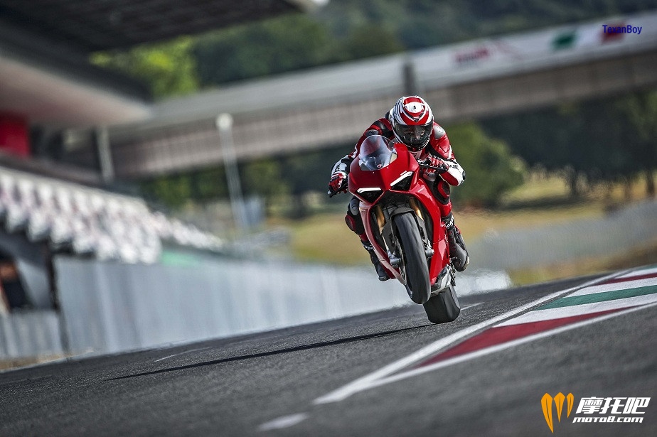 110517-2018-ducati-panigale-v4-27.jpg