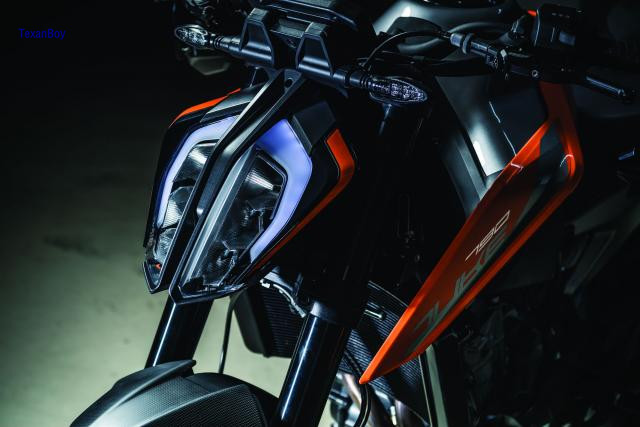 KTM-790-DUKE-2018_Static-01.jpg