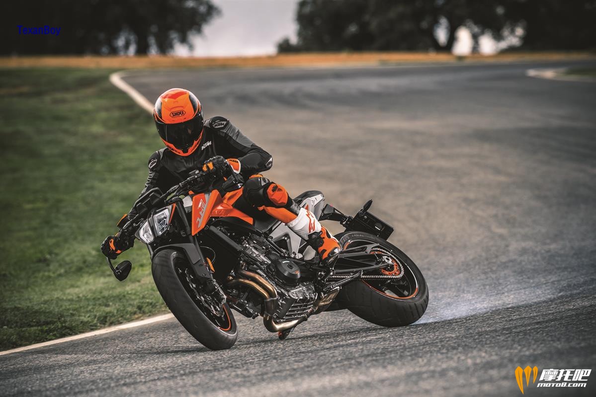 KTM-790-DUKE-2018_Action-02.jpg