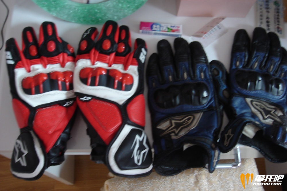 骑TZM时的蓝色旧手套，和新的红手套