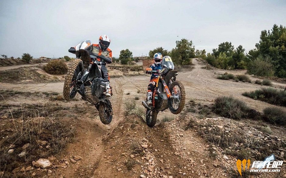 KTM-790-Adventure-R-prototype-action-photos-05.jpg