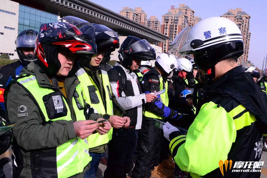 警察蜀黍给我们发放安全驾驶宣传手册