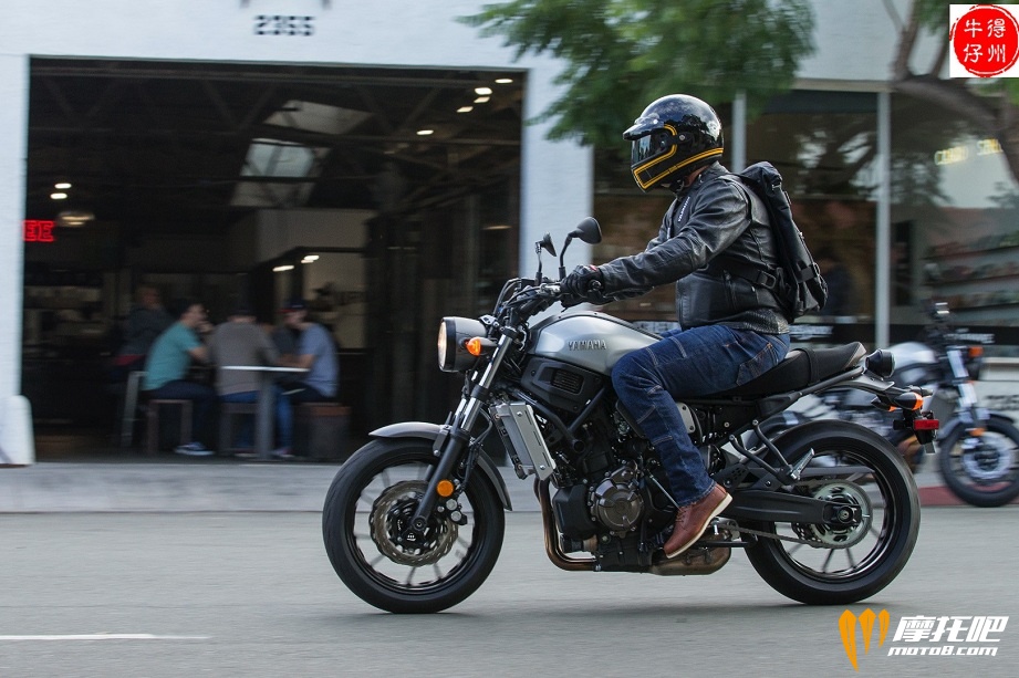 2018-Yamaha-XSR700-Review-retro-motorcycle-6.jpg