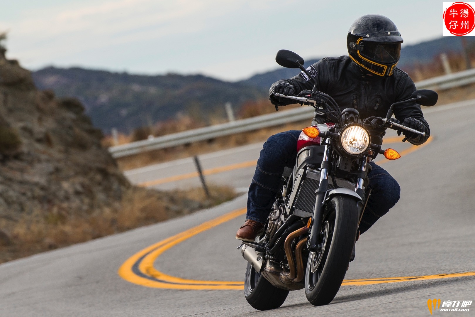 2018-Yamaha-XSR700-Review-retro-motorcycle-10.jpg