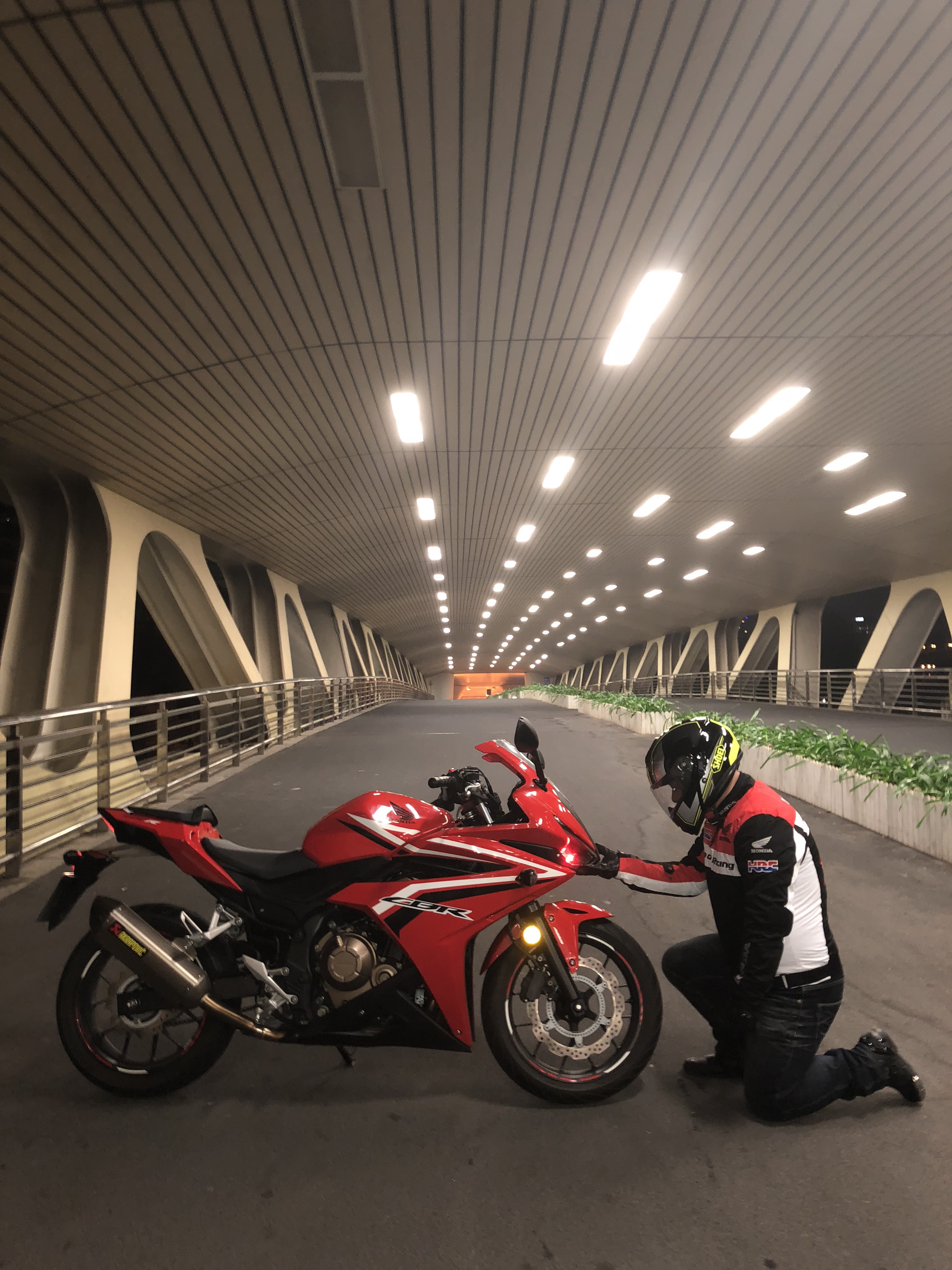 nc29崔惠 -上海市黄浦区龙腾，车型-CBR500,留言：约了几个朋友，夜飞龙腾，拍照纪念 .jpg